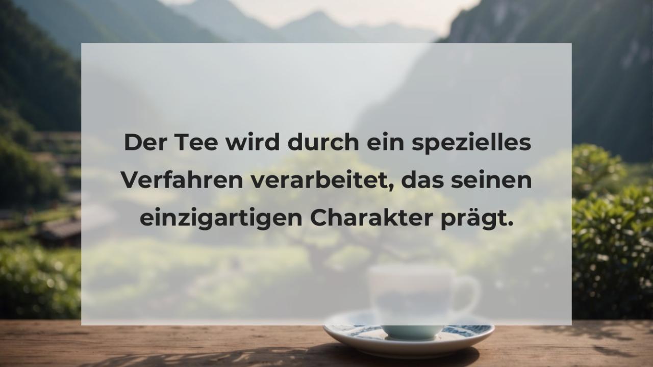 Der Tee wird durch ein spezielles Verfahren verarbeitet, das seinen einzigartigen Charakter prägt.