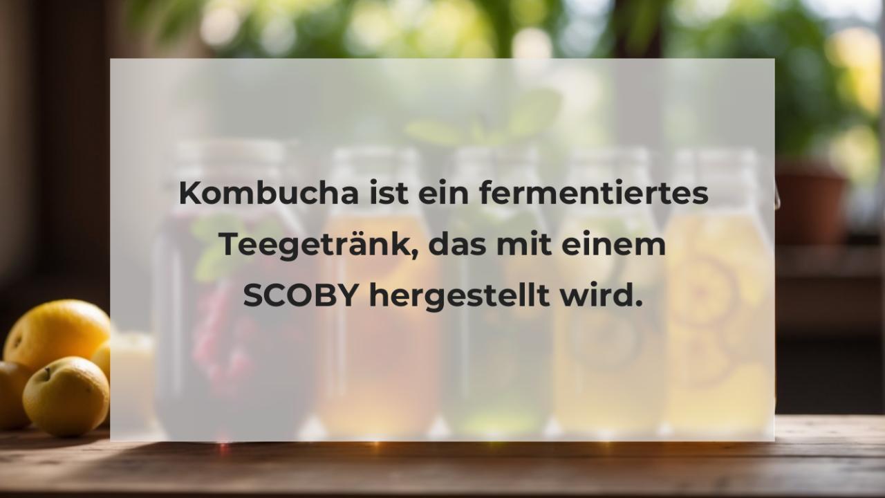 Kombucha ist ein fermentiertes Teegetränk, das mit einem SCOBY hergestellt wird.